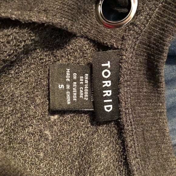 Torrid Tie Up The Back Sweater. (Torrid tub). - Picture 6 of 6